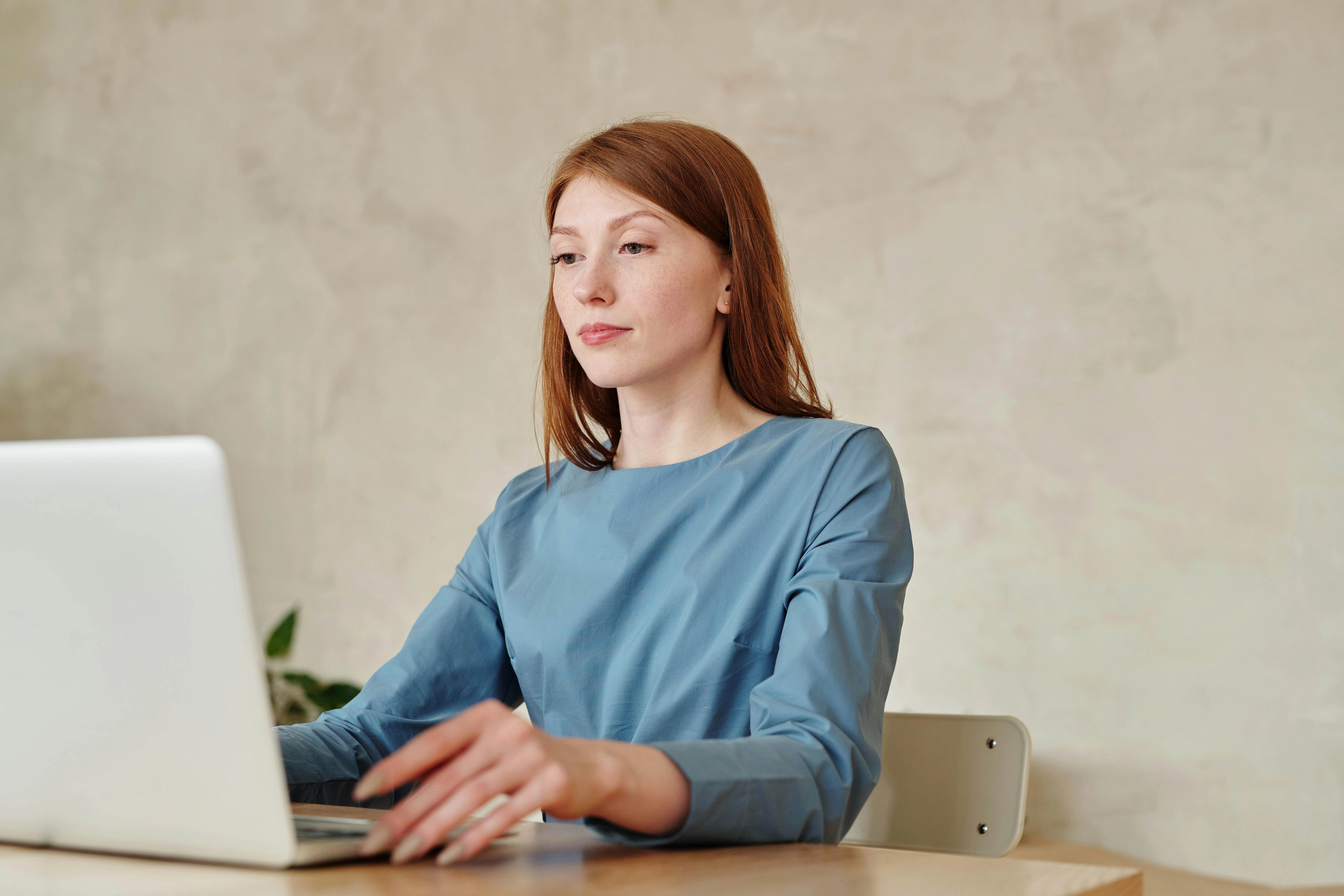 femme devant ordinateur seance psychotherapie ou supervision